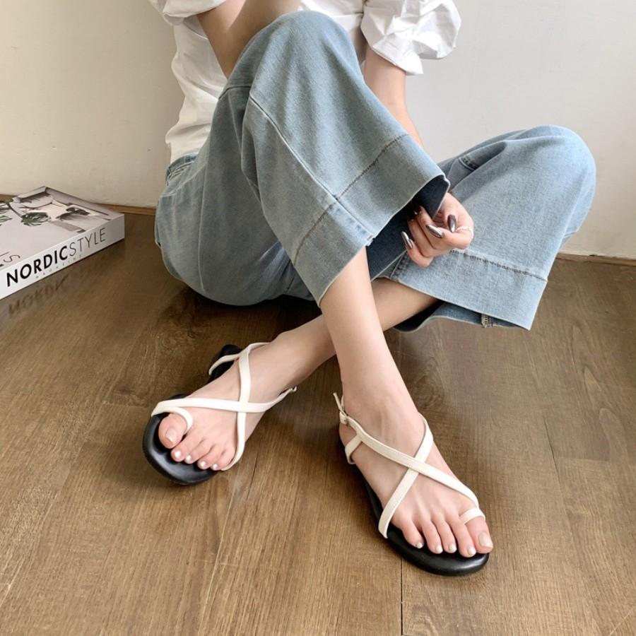 Open-toed sandals women's versatile niche designer beach shoes flat straps 2025 summer