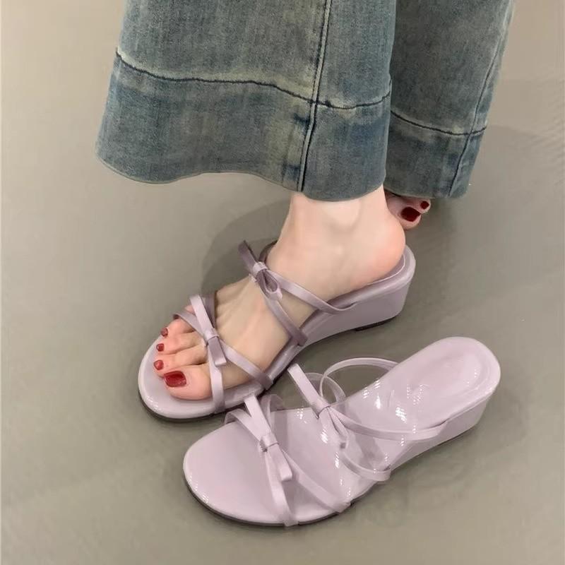 Keilabsatz sanfte Abendbrise Schleife Hausschuhe 2025 Sommer neu Französisches Temperament elegant lila mit Rock Sandalen