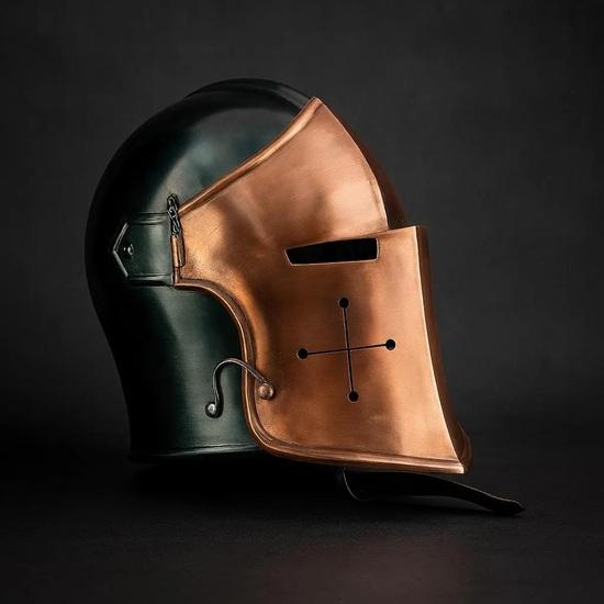 Handgefertigter mittelalterlicher Barbuta-Helm – perfekt für Renaissance-Märkte, Cosplay, LARP und Halloween-Kostüme. Authentische Stahlrüstung-Replik.