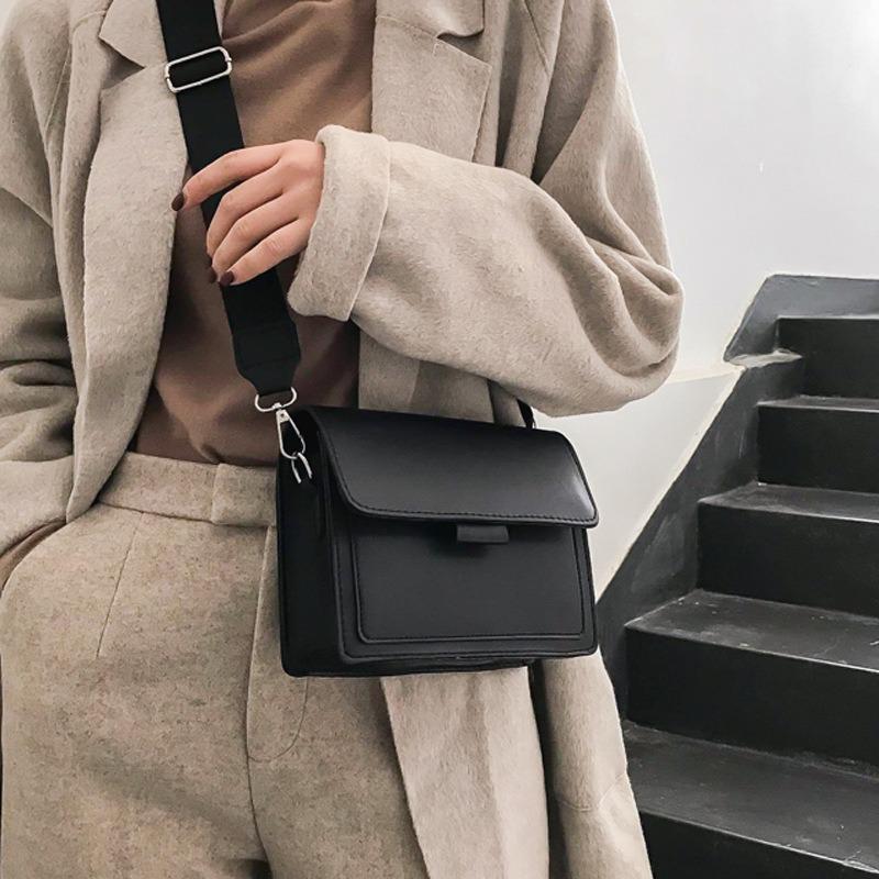New Small Bag Women's 2023 Spring New Fashion INS Trendy Wide Shoulder Strap Small Square Bag Retro One Shoulder Crossbody Bag