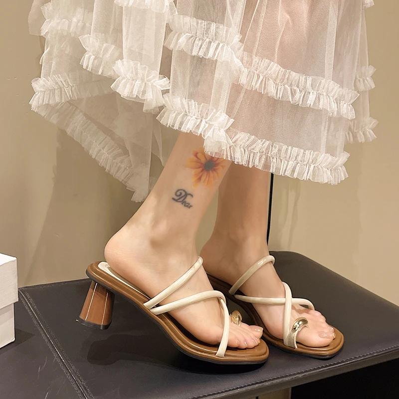 2025 Nouvel Été Concis Métal Clip Orteil Femmes Pantoufles Mode Talons Épais Escarpins de Fête Mules Chaussures à Enfiler