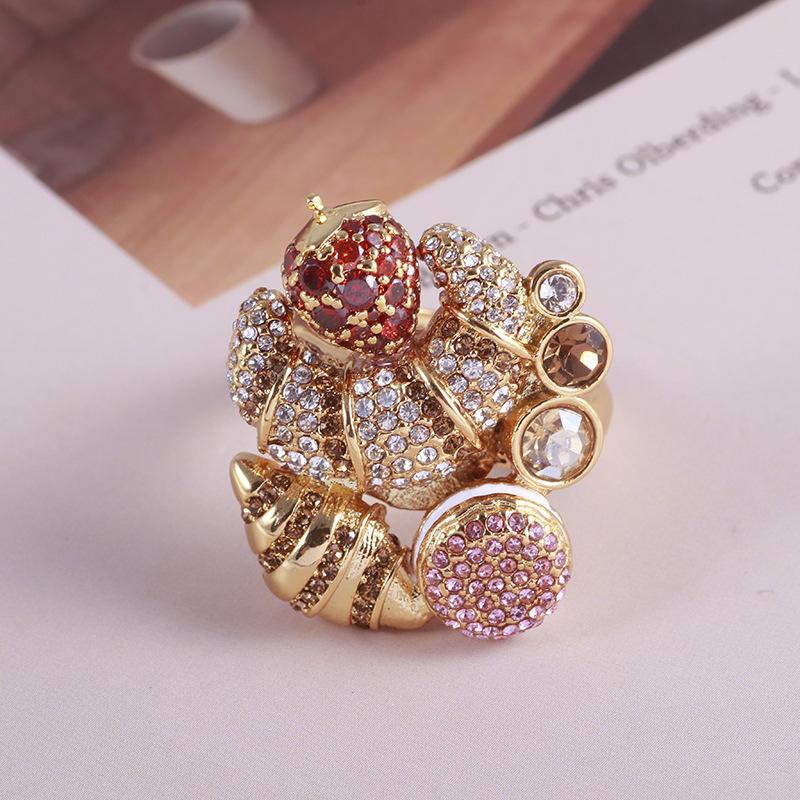 

Оптові ювелірні вироби для жінок з інкрустацією круасанами з фруктами та полуницею для жінок. 7 чорний