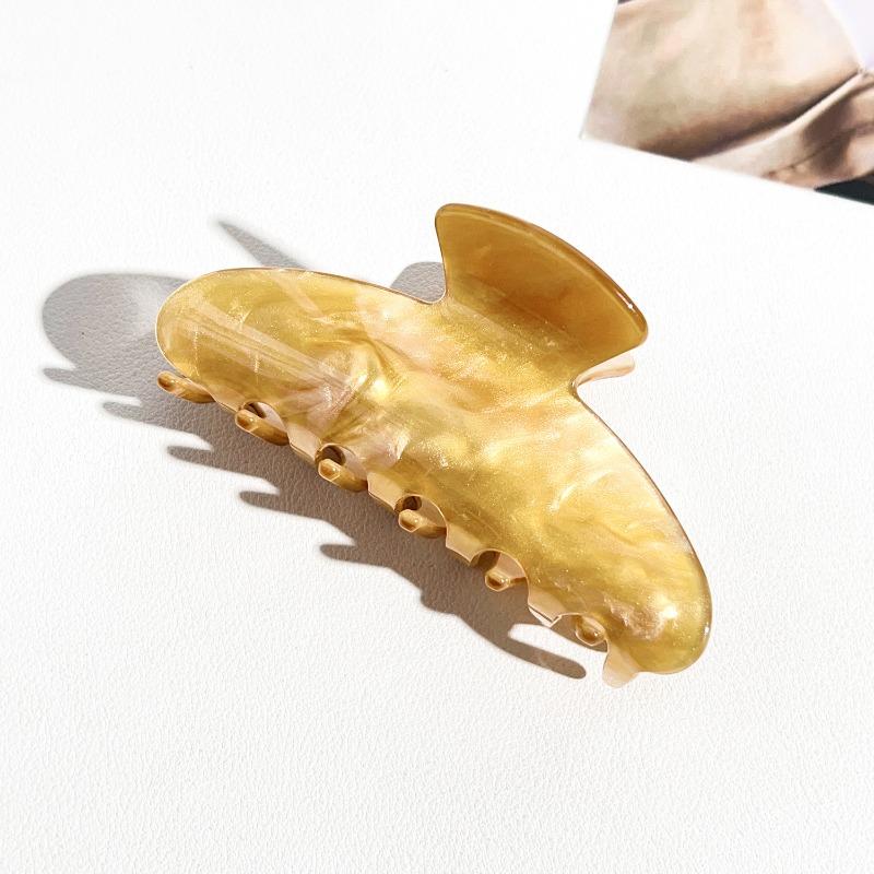The Oval Hair Clip Exudes A High-end Feel. The Half-tied Shark Clip At The Back of The Head Is A Fashionable Hair Accessory
