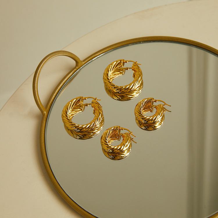 18K Gold U-Shaped Dangle Earrings with Hemp Rope Pattern