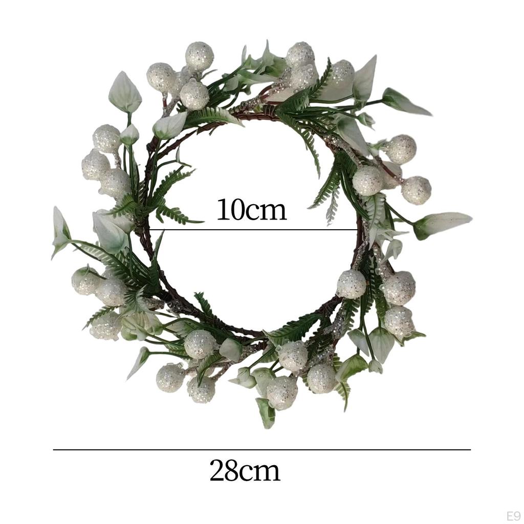 Kunstig julekrans med lyslenke, ring til inngangsdør for bryllup