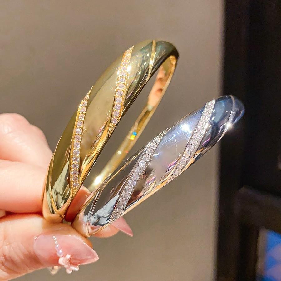 Bracciale Geometrico in Argento con Zirconi e Placcatura in Oro 18k per Donne Eleganti