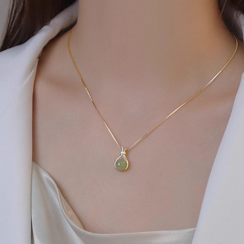 A Single-piece Green Minimalist Luxury Necklace with a Faux Hetian Jade Lucky Bag Pendant. Simple Jewelry Suitable for Everyday