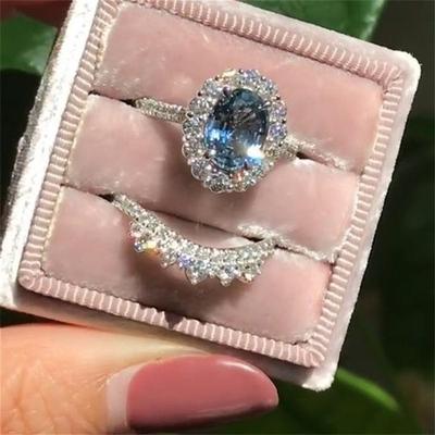 Elegante anello ovale da donna in argento con zirconi e diamanti incastonati nel blu lago