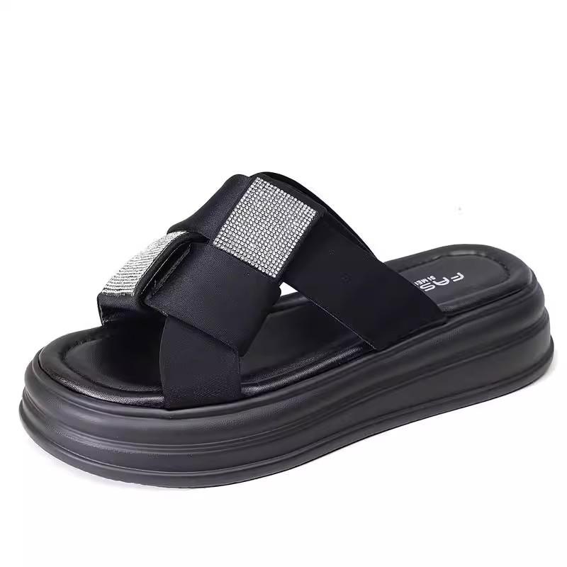 Internet celebrity slippers women's summer wear new fashion muffin soft bottom rhinestone beach sandals large size