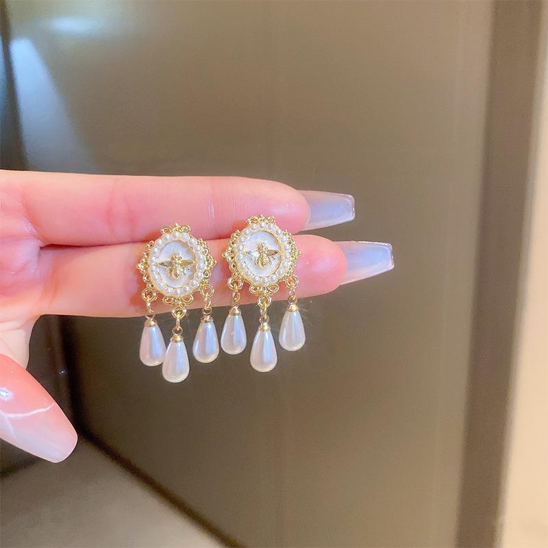 Retro Court Style Earrings Niche Light Luxury High-end Stud Earrings Versatile Earrings