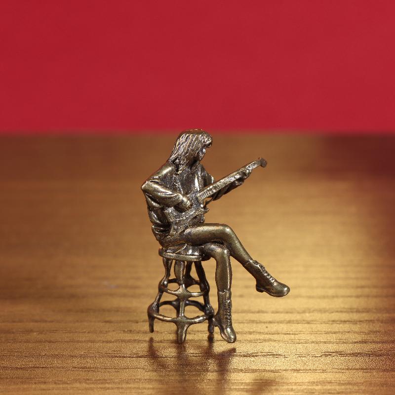 Bar Retrò Figura Bambola Chitarrista Donna Statua Ottone Vintage Modello Mini Figura Artigianale Ornamento da Scrivania Ufficio Decorazione Casa