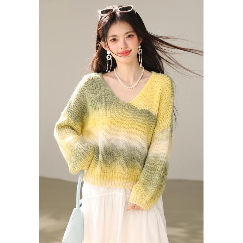 Retro V-neck Knit Pullover Sweater - High-end, Relaxed Fit for Petite Sizes