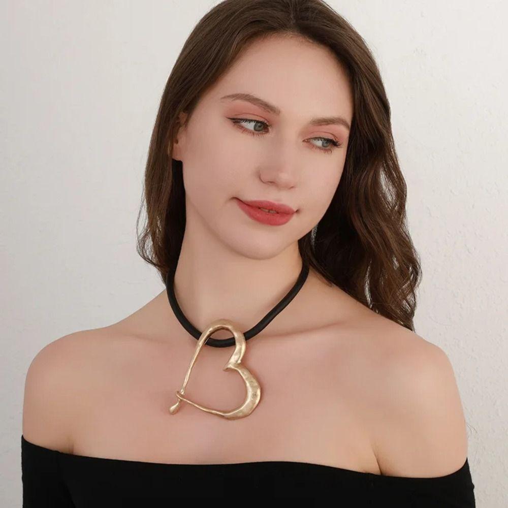 Metal Material Oversized Heart Choker Vintage Style Love Pendant Necklace  Gift