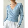 Maglione da donna a maniche lunghe in maglia tinta unita, elegante, scollo a V incrociato, aderente in vita, valorizza la figura, minimalista, camicetta