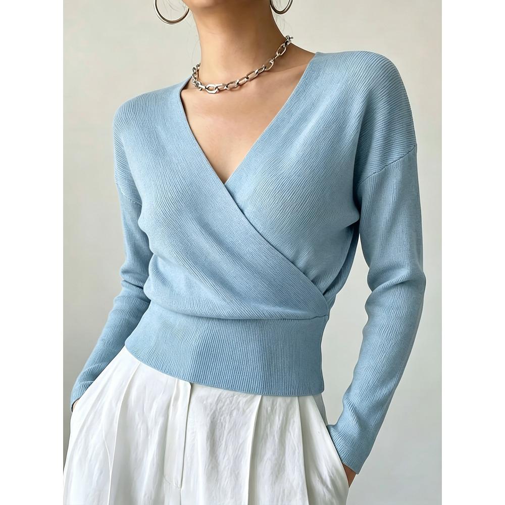 Maglione da donna a maniche lunghe in maglia tinta unita, elegante, scollo a V incrociato, aderente in vita, valorizza la figura, minimalista, camicetta