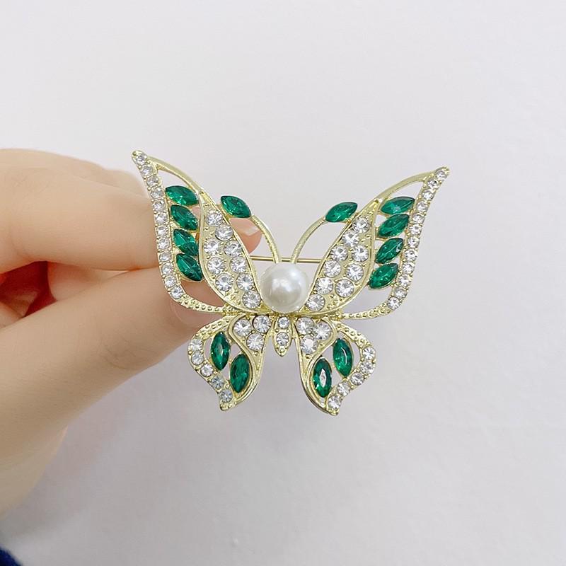 

Елегантна брошка у формі метелика - універсальна ювелірна прикраса зі сплаву з діамантовими акцентами, ідеально підходить для корсажу одягу та аксесуарів із захистом від сонця