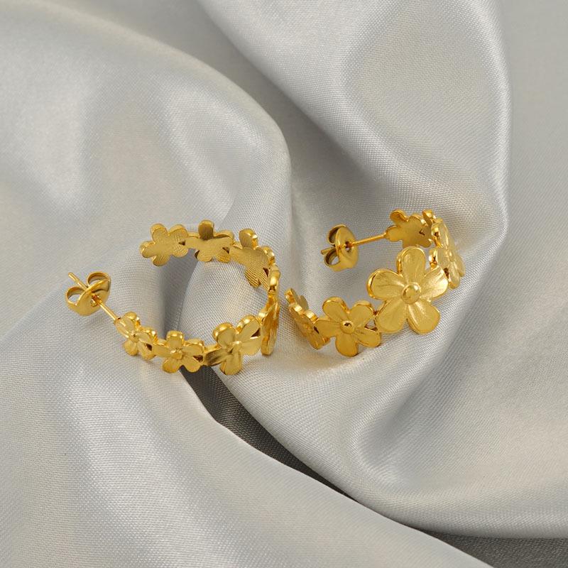 C-shaped Daisy Titanium Steel Earrings – 18K Gold Plated, European-American Design, Simple Geometric Style