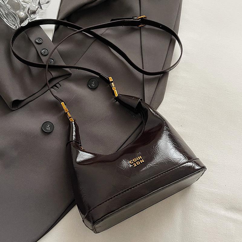 

Trend retro style Maillard hand carrying dumpling bag versatile foreign style commuting oil wax leather texture messenger women s bag