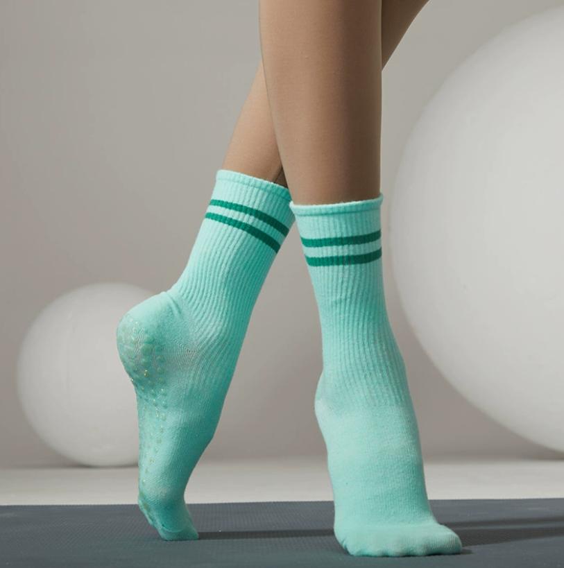 Factory Cotton Grip Double Bar Mid-calf Yoga Socks Silicone Soles Knitted Breathable Socks for Running Fitness Custom Logo