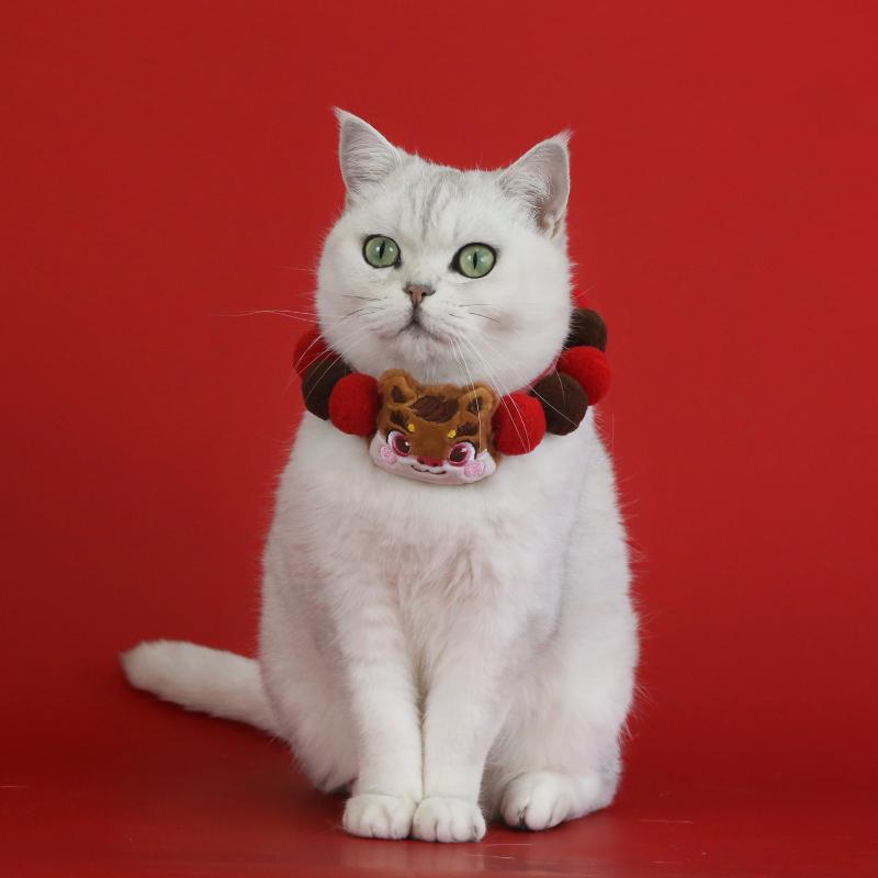 2026 Jahr des Pferdes Haustierhalsband Plüschball Katze Hund Halskette mit süßem Pferdeanhänger Weihnachts- & Chinesisches Neujahrsdekoration