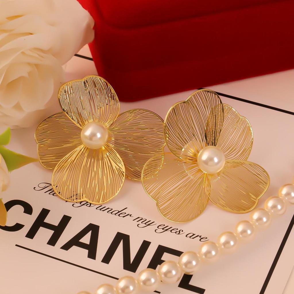 Exaggerated Metal Big Flowers Ginkgo Biloba Leaf Imitation Pearl Geometry Stud Earrings Personality Jewelry Girlfriend Gift