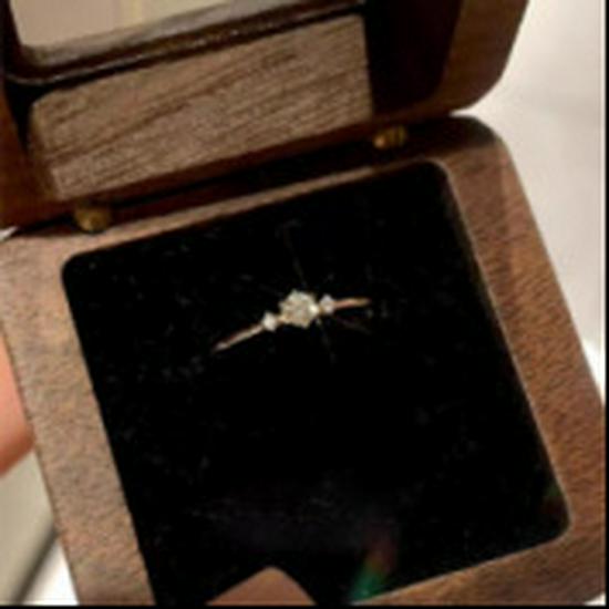 Elegant Adjustable Women's Ring: High-Grade, Shiny, Light Luxury Design, Exquisite and Sparkling.