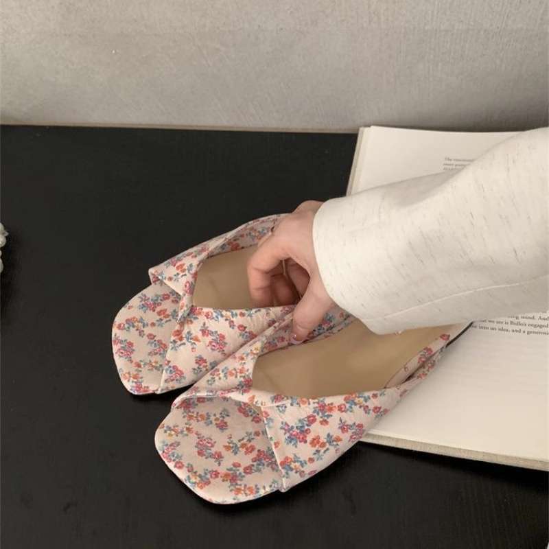 Französische Damen-Hausschuhe mit flachem Boden, Damenschuhe, Sommer 2025 neu, vielseitige Strand-Ein-Wort-Sandalen mit weicher Sohle