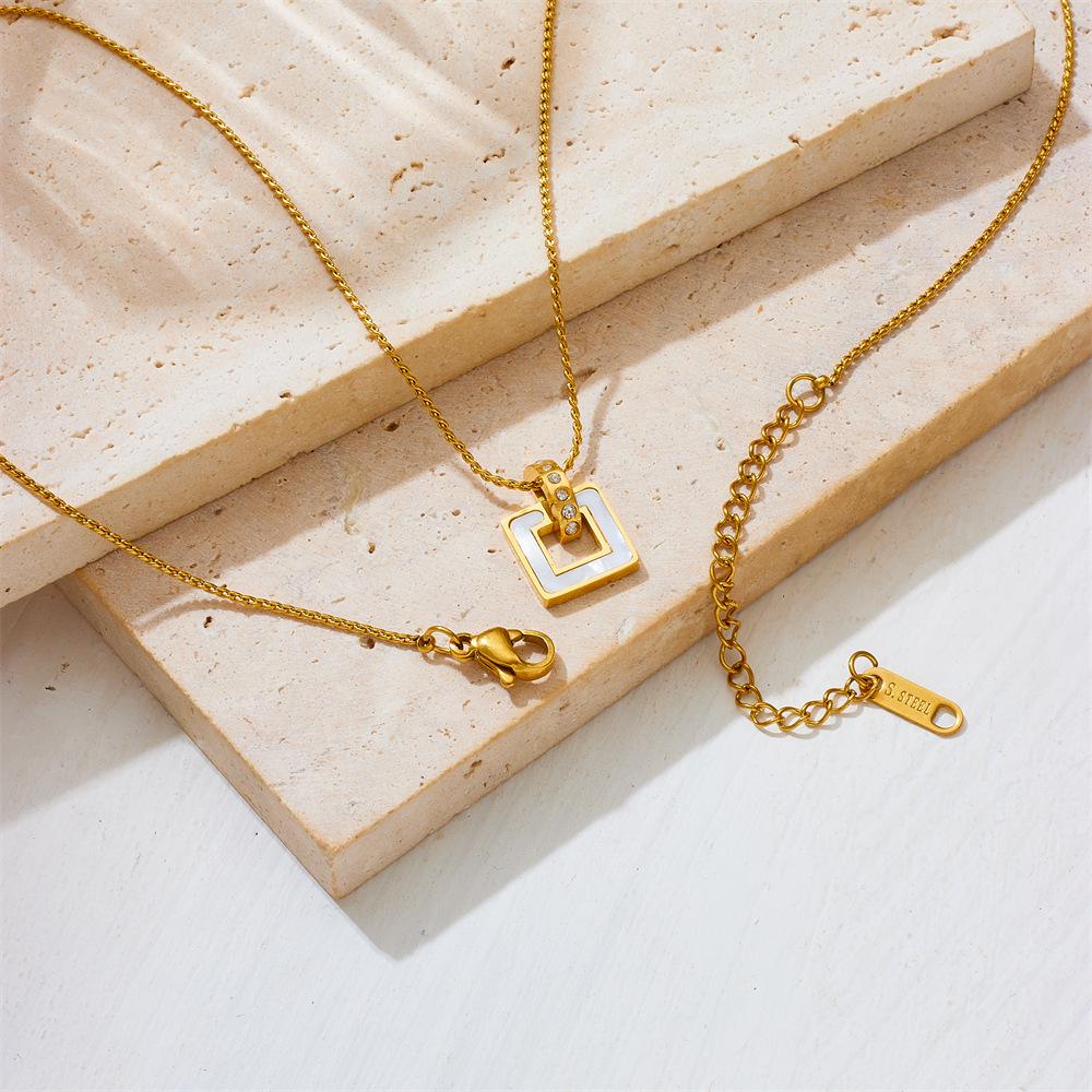 Elegante 18k vergoldete Halskette aus Edelstahl mit weißem Muscheldekor und Diamanten