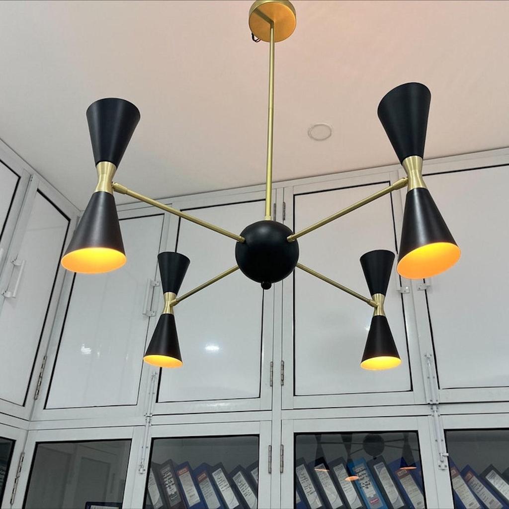 Candelabru Sputnik negru mat, alamă periată, modern, 8 lumini, 4 abajururi, iluminat decor