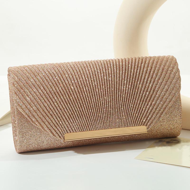 The  fashionable shell-patterned chain single-shoulder bag with metal magnetic buckle is a versatile wedding banquet hand-hel