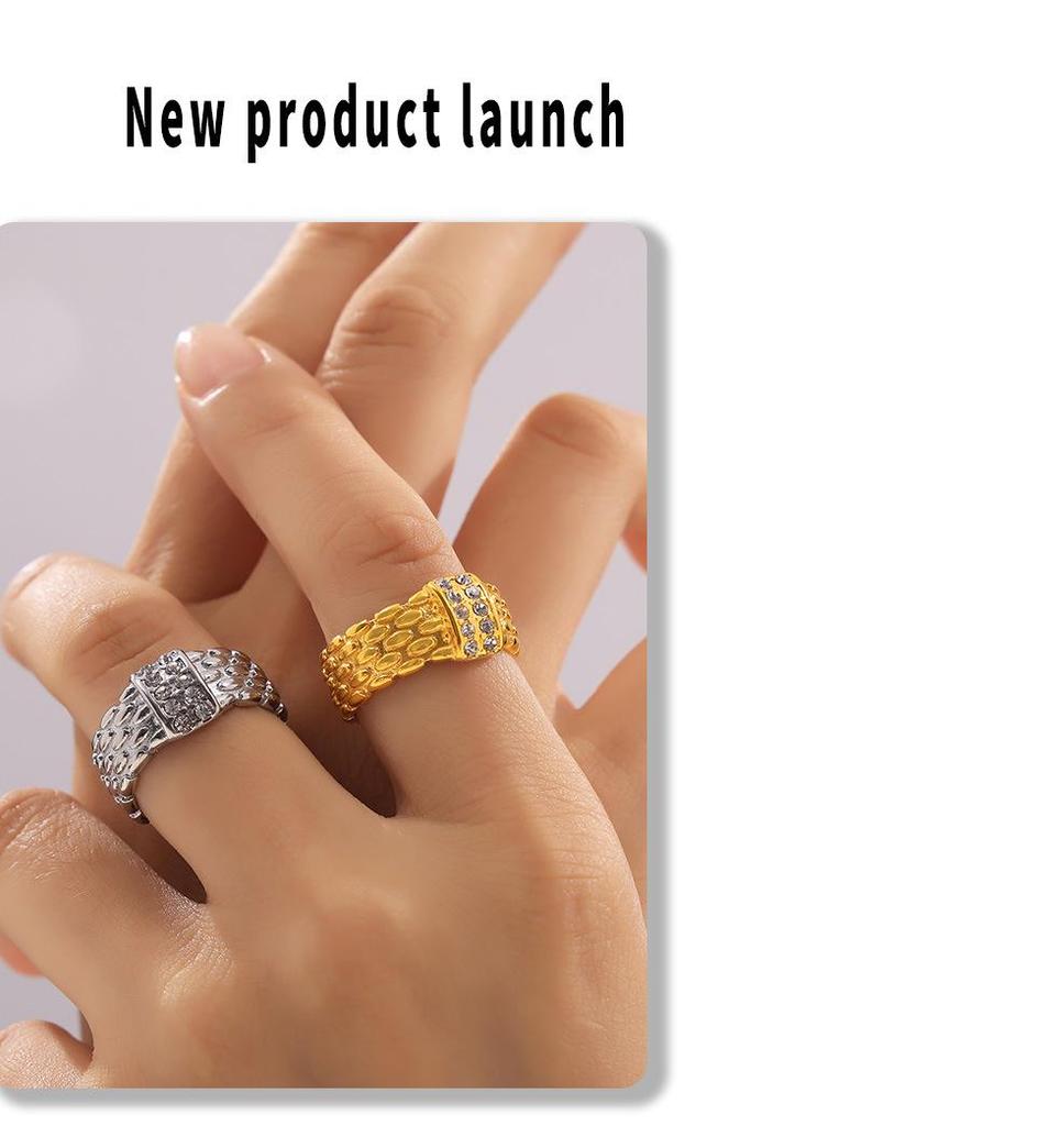 Bague en acier titane de style rétro européen et américain avec texture tissée et incrustation de diamant plaqué or 18 carats pour femmes