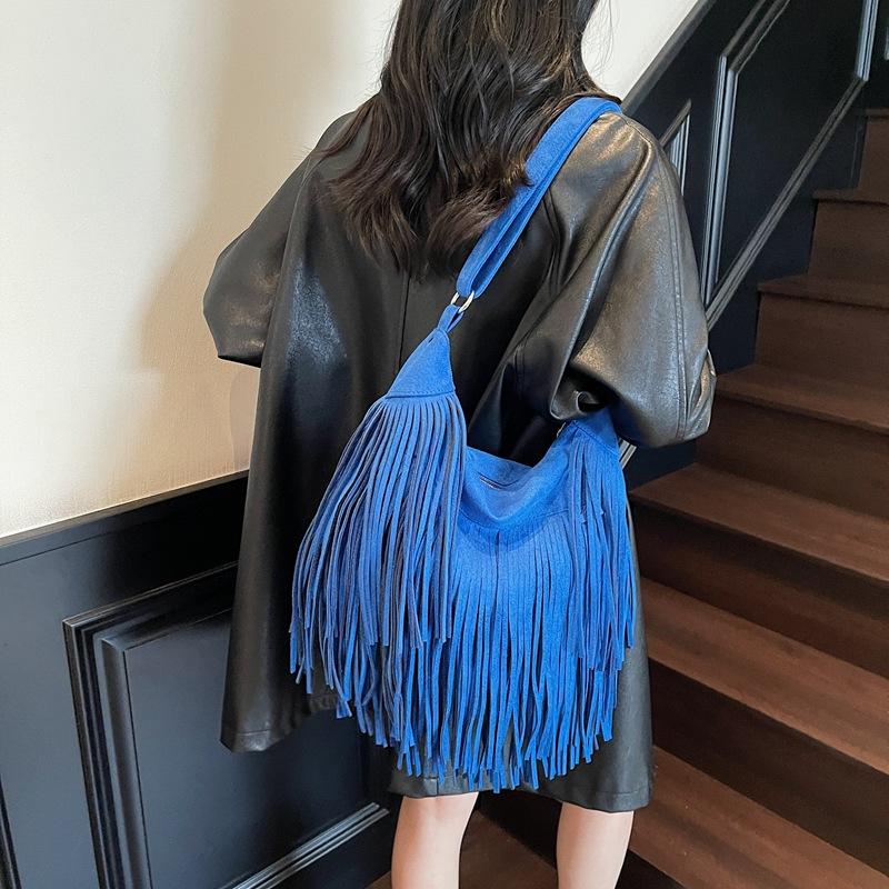Niche design bag women's autumn 2025 new fashion matte shoulder messenger bag high-end fringed bucket bag