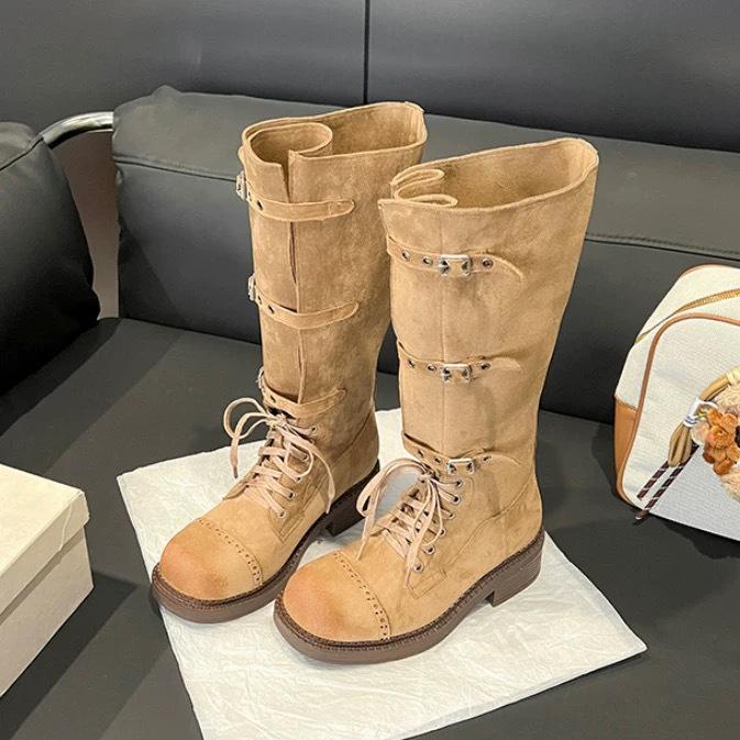 

Женские 25 Новые Замшевые Ботинки на Шнуровке на Толстом Каблуке - Высота 5 см, на Толстой Подошве, Прилегающие в Стиле Мартин, Универсальные Ботинки-Рыцари. В наличии. 38 хаки