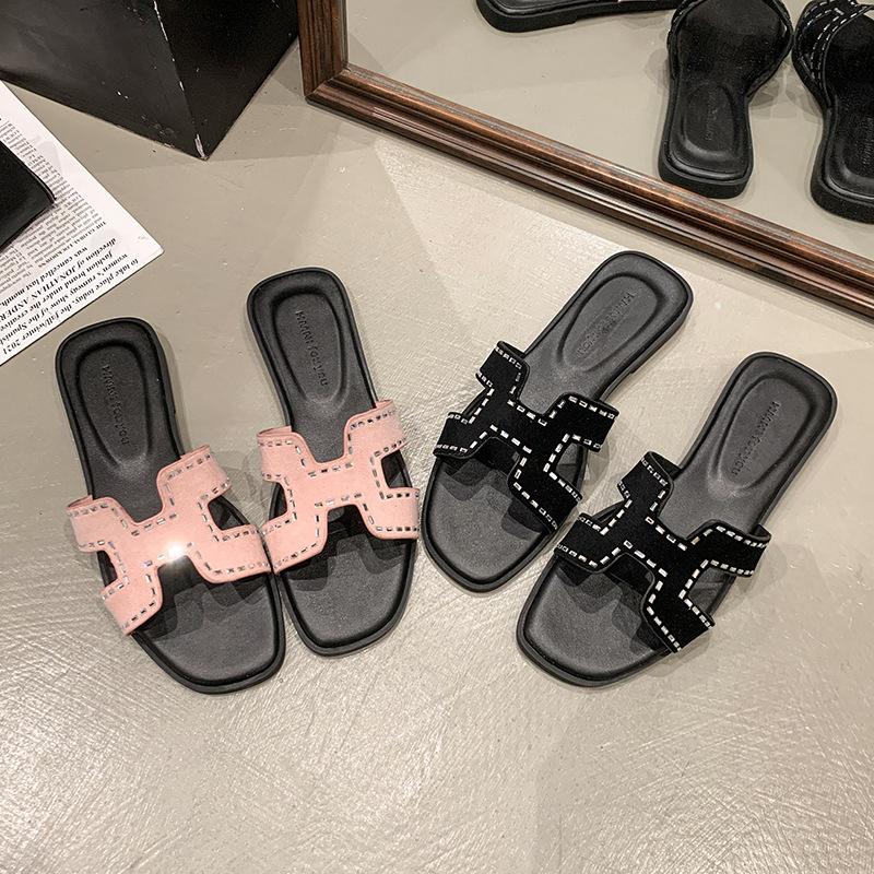 Zapatillas de mujer para exterior 2025 verano nuevas zapatillas planas de una palabra con pedrería Baidu casual para exterior sandalias de playa