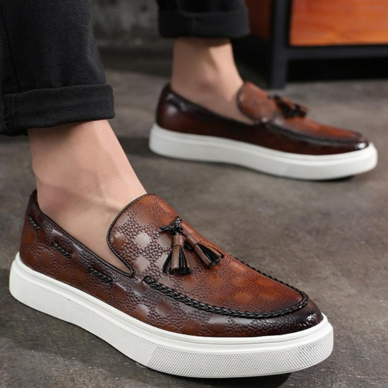 Fashion Men's Casual Leather Shoes Outdoor Flats Retro British Style Loafers Comfortable Driving Shoes Tassels Slip On Men Shoes