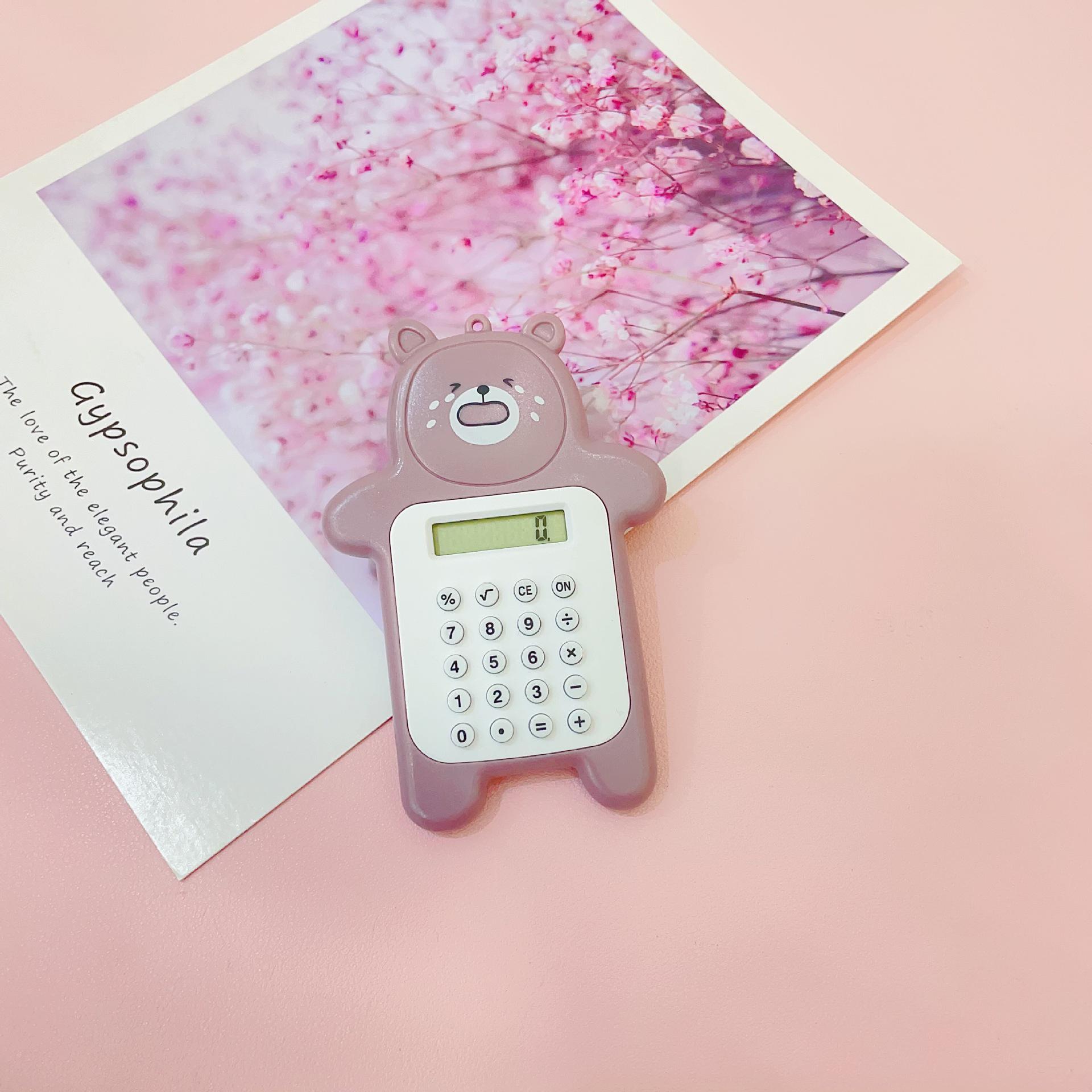 

Калькулятор для школьников «Очаровательный медведь» — портативные мини-канцелярские и учебные принадлежности, идеально подходят для небольших подарков и наград. коричневый