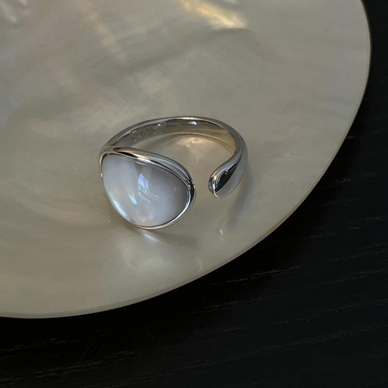 

Chic Geometric Oval Shell Stone Ring For Women With Unique Pleated Texture And Adjustable Fit J4605