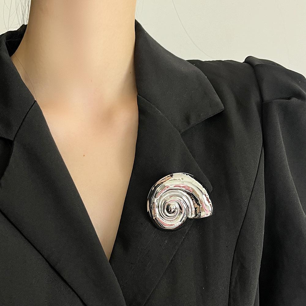 

Богемні Металеві Брошки у Формі Мушлі для Жінок Чоловіків Новий Дизайн Особистості Шпильки для Піджака Костюма Чарівність Ювелірні Аксесуари