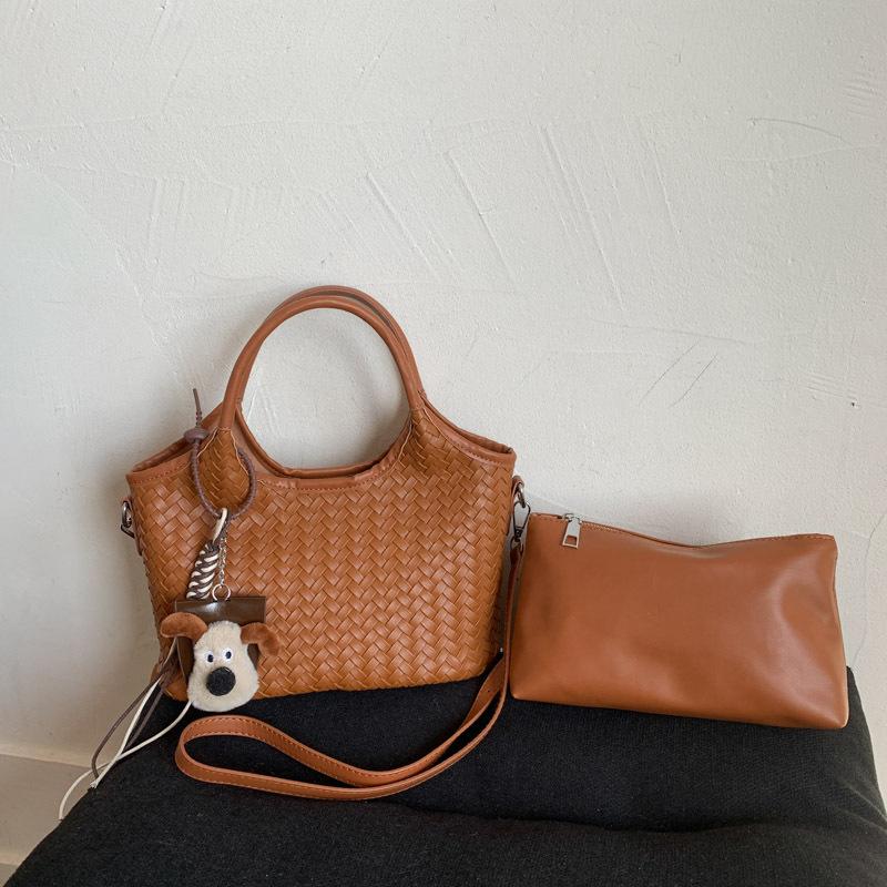 Korean version of fashionable portable bucket bag, new commuter large-capacity shoulder messenger bag, woven tote vegetable basket bag for women