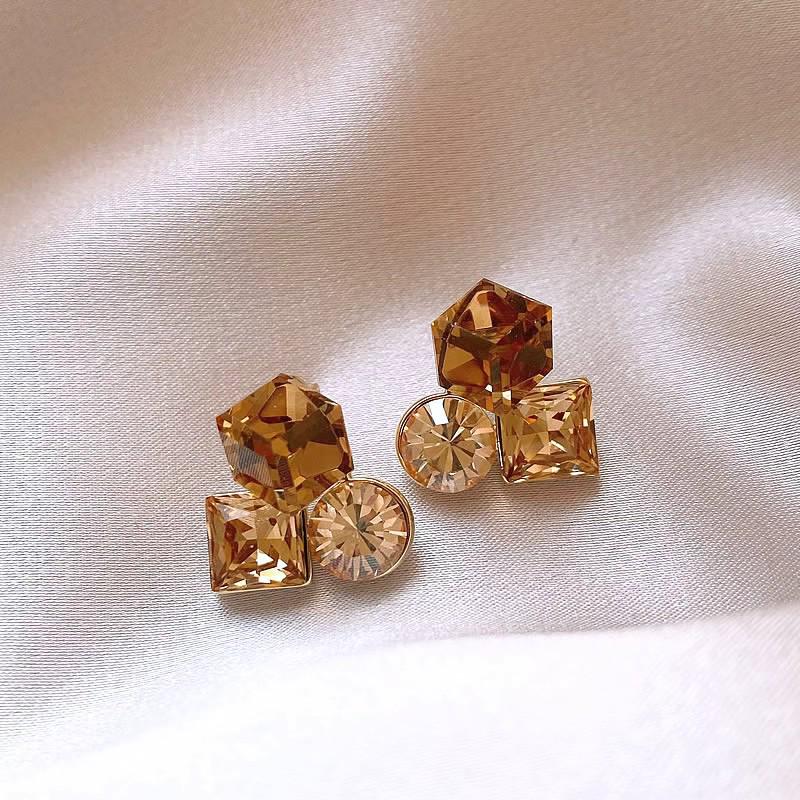 Silver Needle Clover Stud Earrings: Retro Hong Kong Style, Elegant and Fashionable Women's Luxury Jewelry.