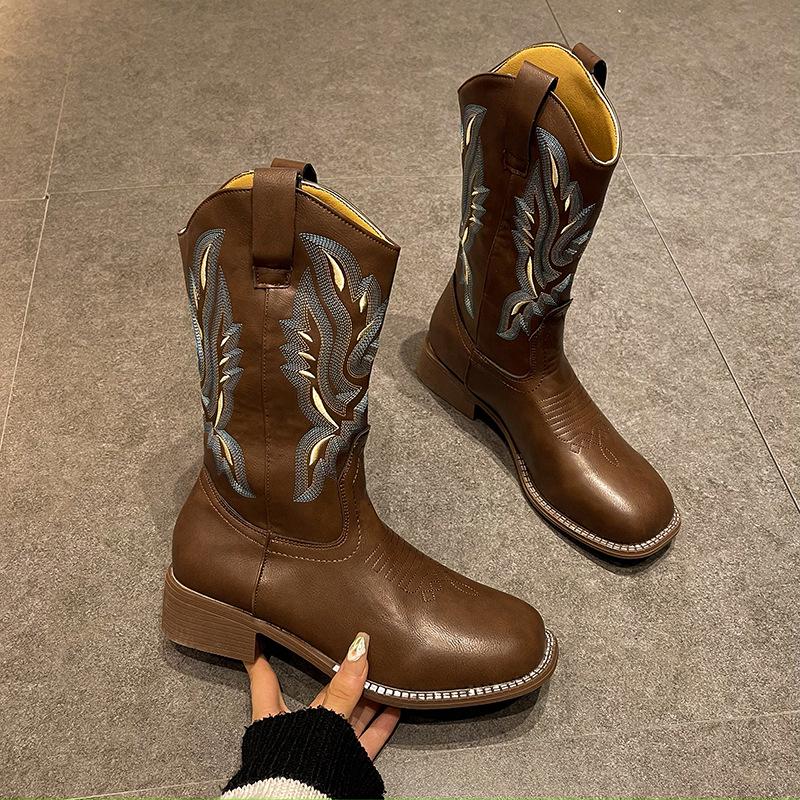 Универсальные ковбойские сапоги в стиле Хэ Суи Летние ботильоны на массивном каблуке вышитые пуловерные до середины икры с квадратным носком сапоги для верховой езды больших размеров 36 кофейный 2870₽