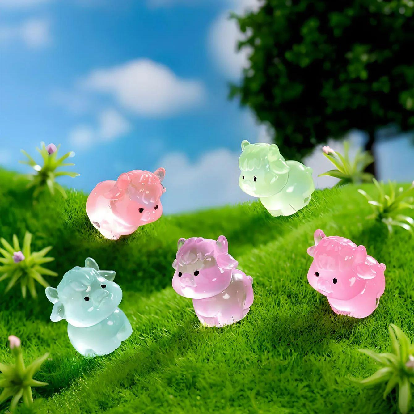 

10/20Pcs Glow In The Dark Cow Figurines Luminous Mini Resin Christmas Decor For Xmas Tree Fairy Garden Holiday Gift (As shown-3517)-