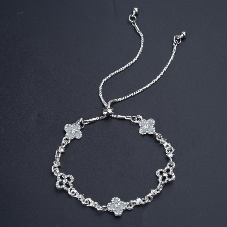 Stilvolles, blumengeprägtes, verstellbares Zirkonarmband, angenehm zu tragen, Legierungsschmuck mit sicherem Schiebeverschluss