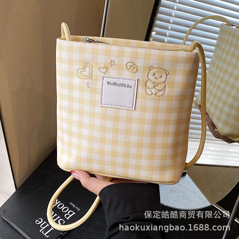 This year's popular small bag women's 2025 new simple and versatile shoulder messenger bag summer casual bucket bag