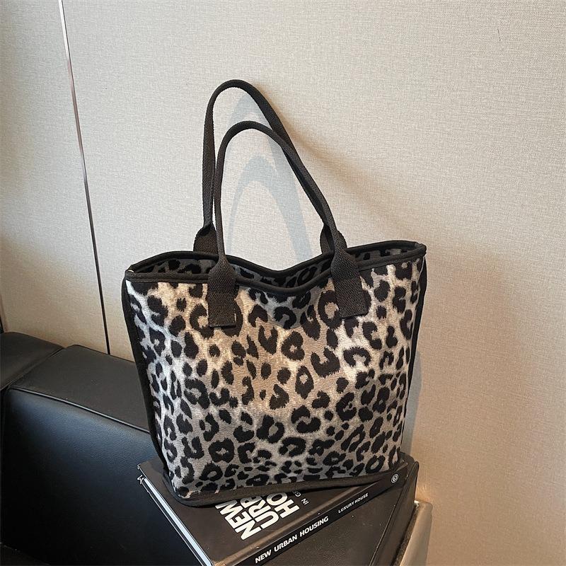 

Leopard print bag women s new popular fashion niche portable shoulder tote bag commuter bucket bag чёрный