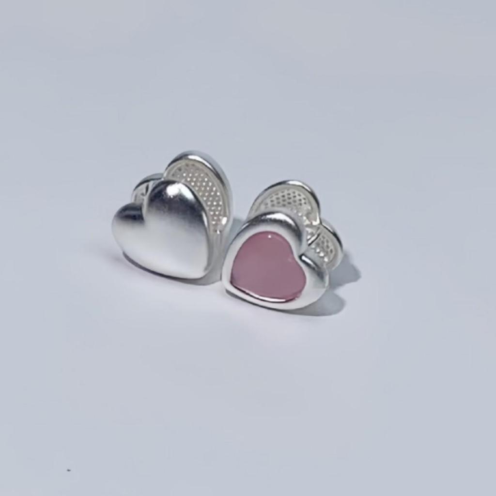 Pink Heart Korean Ear Studs for Women - High-End Luxury Design, Versatile and Elegant Jewelry Piece.