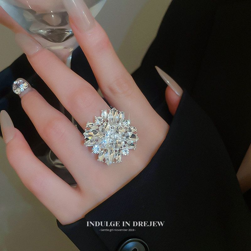 Exaggerated Flower-Shaped Ring with Sparkling Diamonds for Women, High-End Light Luxury, Exquisite Niche Design, Stunning Decorative Jewelry