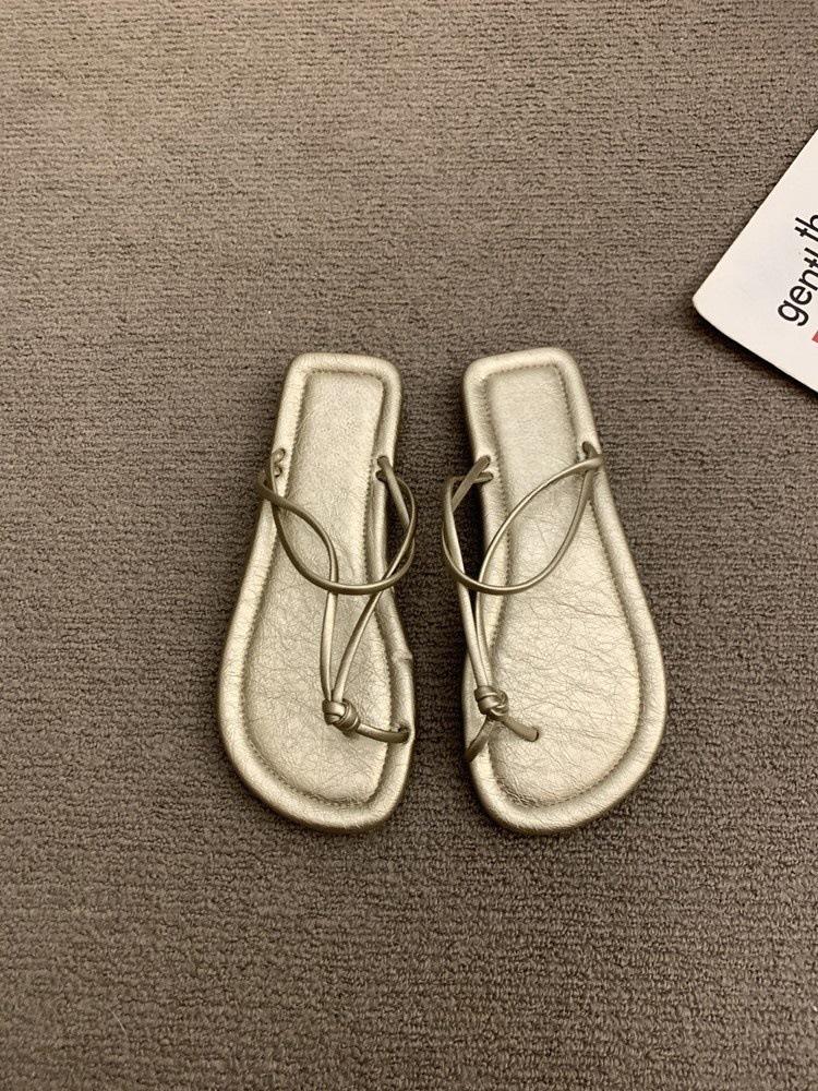 

Set of toe flip-flops for women wearing new flat-bottomed comfortable hollow breathable sandals for women 40 золотой