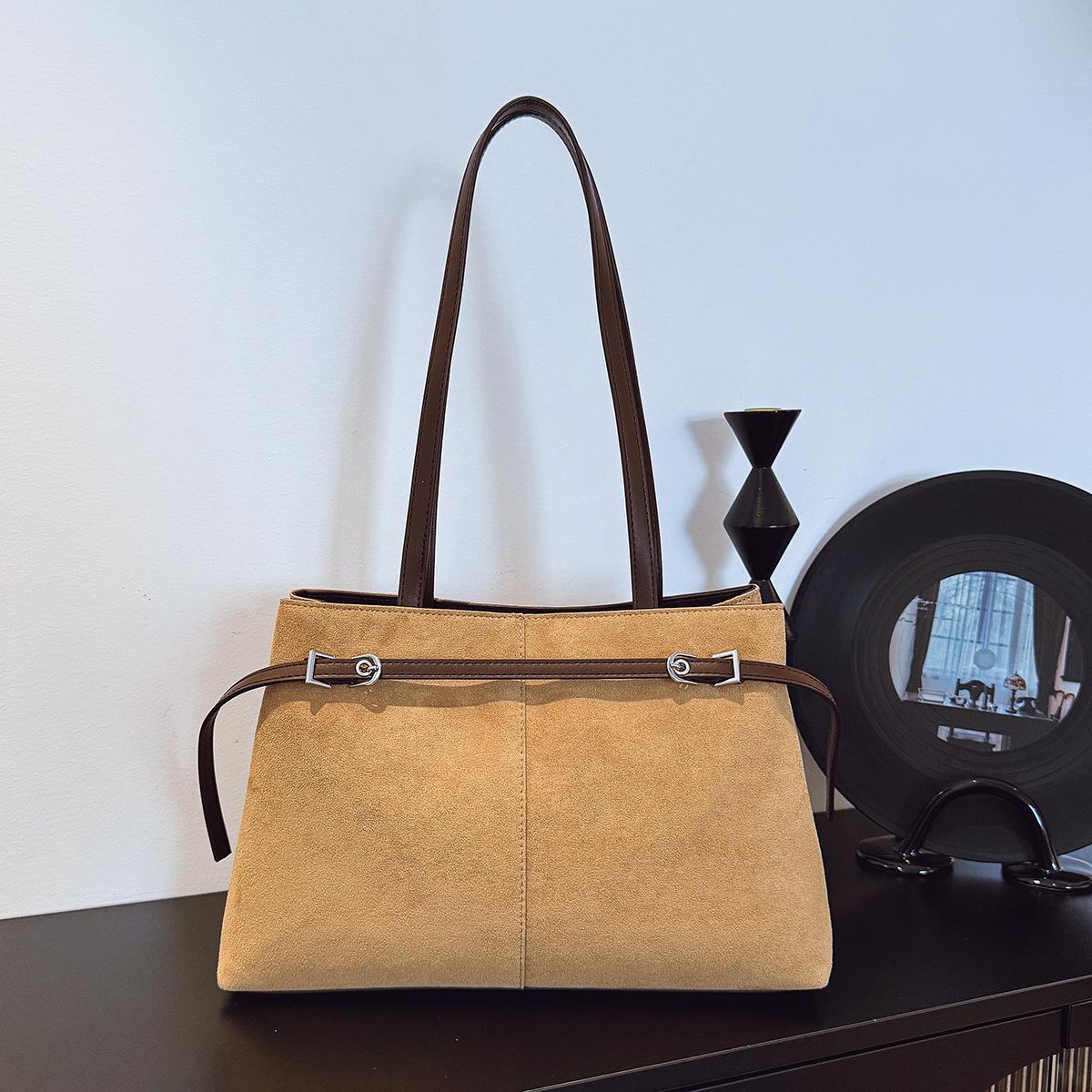 

Женская сумка мягкая кожаная сумочка однотонная большая вместимость коровья кожа на плечо нишевая универсальная женская сумка через плечо хаки