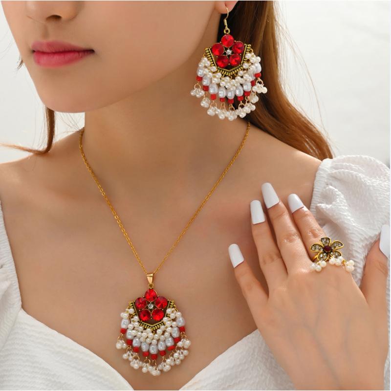 Ensemble de trois pièces de collier, boucles d'oreilles et bagues avec perles et fleurs, accessoires simples et scintillants à la mode